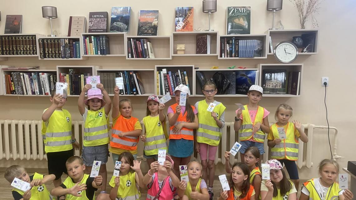 Bibliotekoje svečiavosi vasaros stovyklos lankytojai iš Zarasų